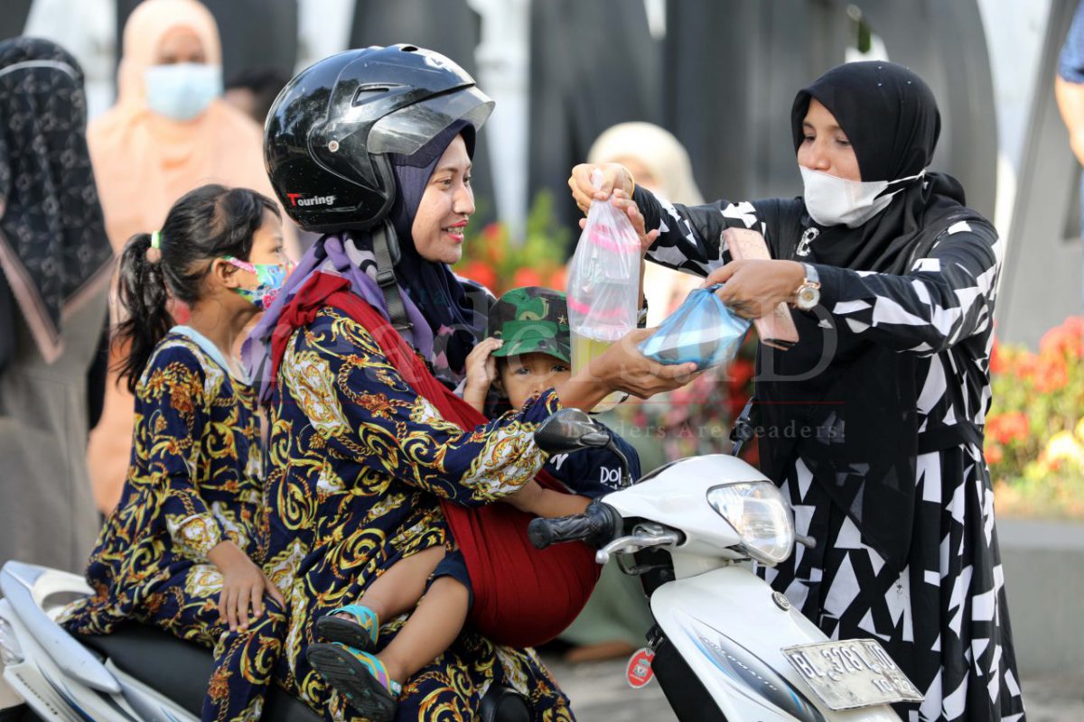 Foto Feature Berbagi Takjil Ramadhan